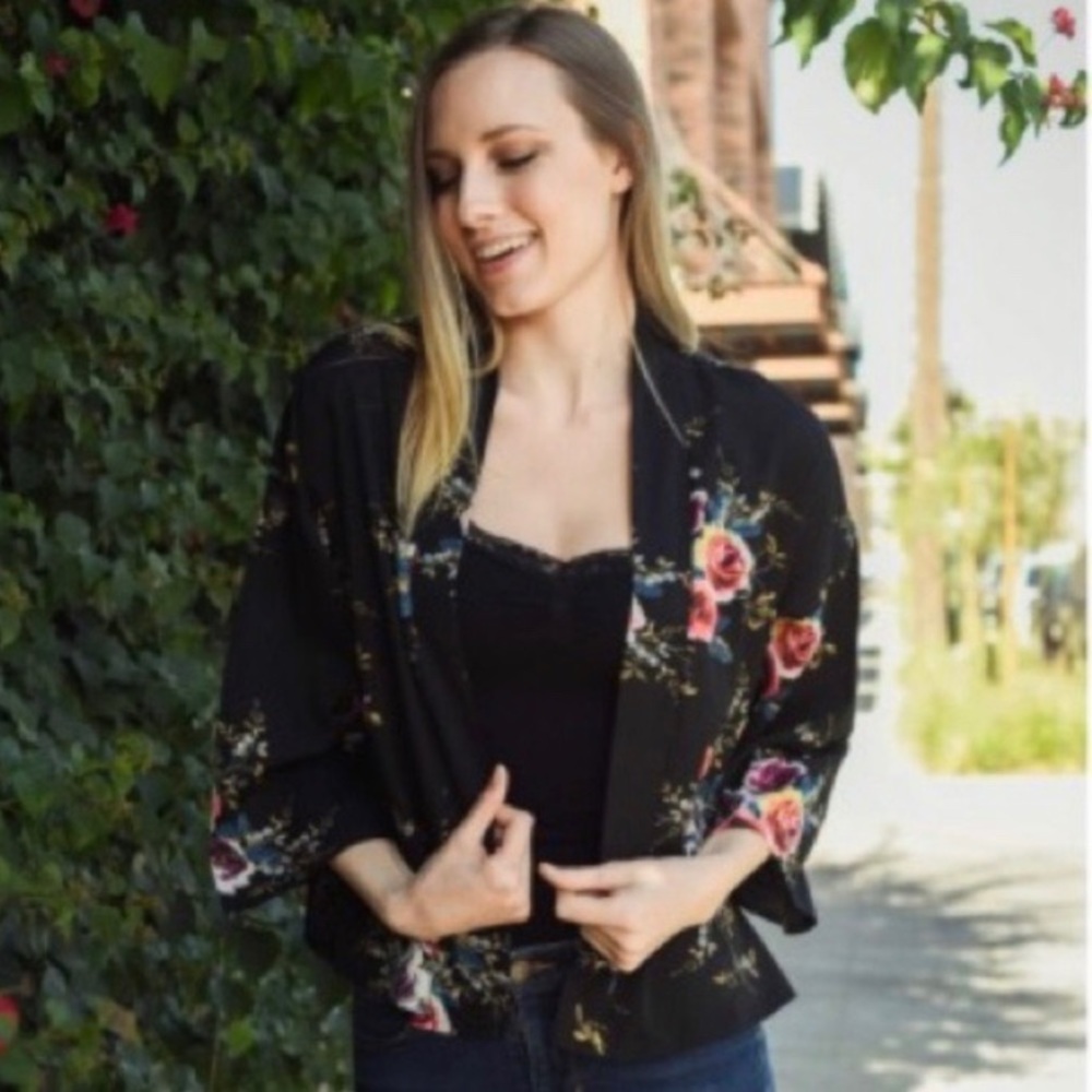Gorgeous Black Rose Print Kimono